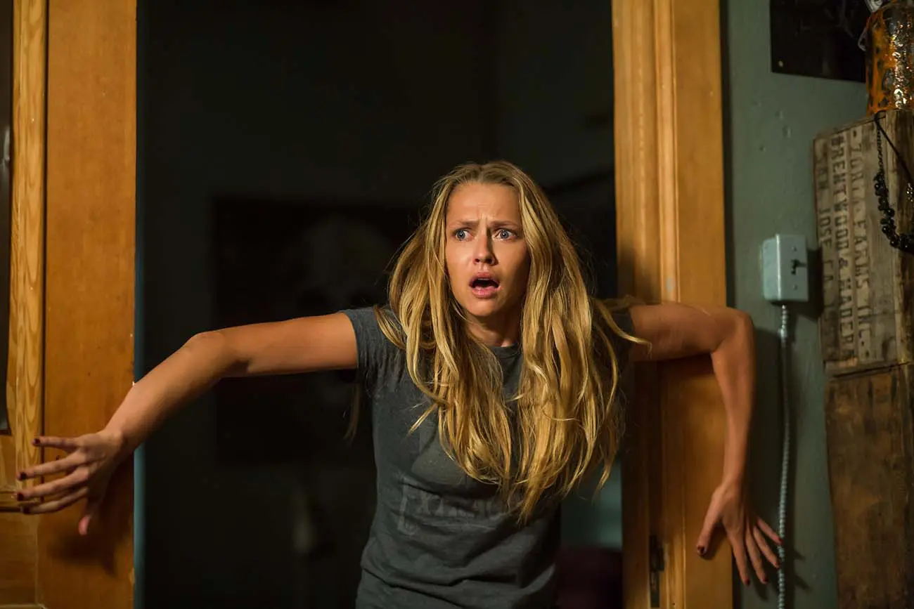 Teresa Palmer as Rebecca in New Line Cinema's horror film "Lights Out," a Warner Bros. Pictures release. / Photo Credit: Ron Batzdorff / Copyright: © 2016 WARNER BROS. ENTERTAINMENT INC. AND RATPAC-DUNE ENTERTAINMENT LLC ALL RIGHTS RESERVED